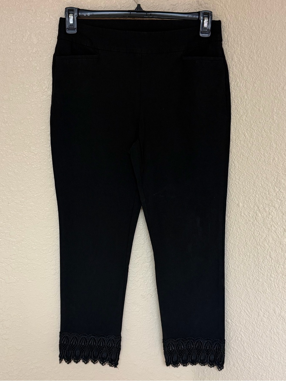 4/$20 Chico's Black Lace-Hem Cropped Pants